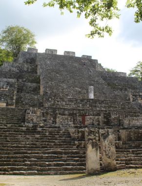 Calakmul-höchste Pyramide.JPG